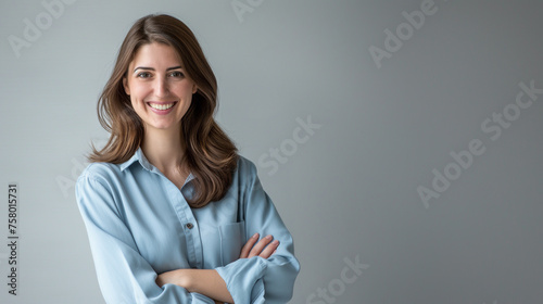 Mulher sorrindo vestindo camiseta social azul isolada 