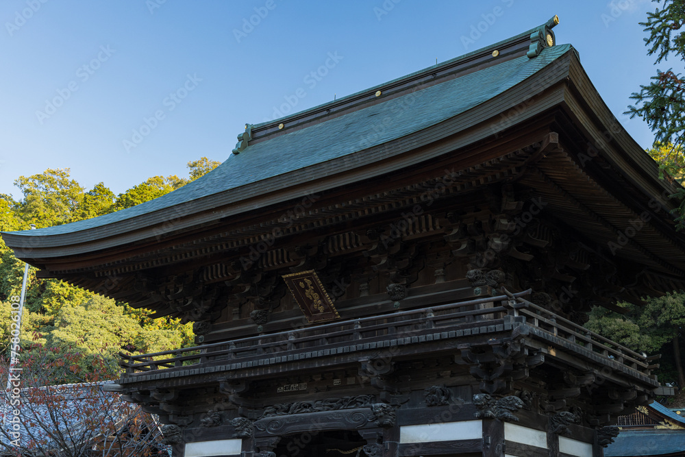 日本　滋賀県近江八幡市にある日牟禮八幡宮の楼門
