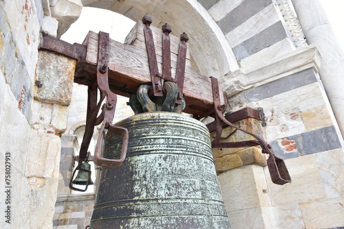 Campana. Campanile torre di Pisa