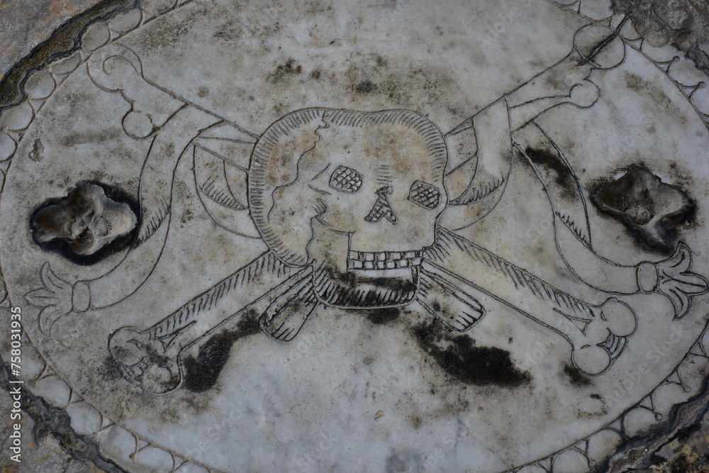 Il Campo Santo, detto anche Campo Santo Vecchio, è un cimitero storico monumentale di Pisa