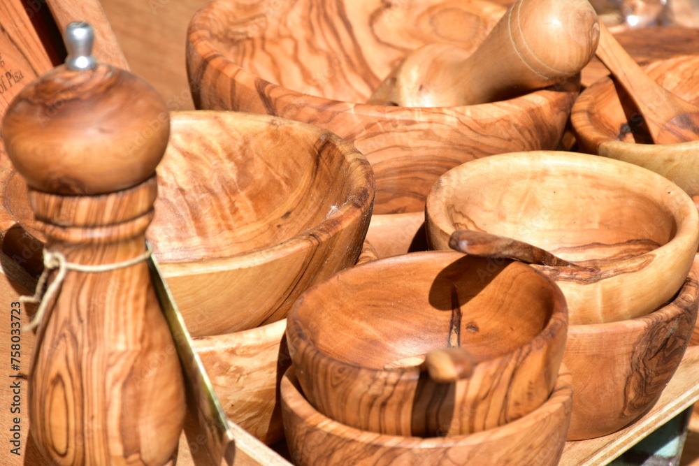 Ciotole in legno. Artigianato locale. Italia