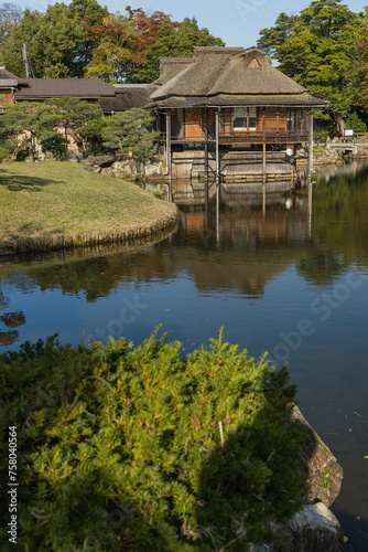 日本 滋賀県彦根市の彦根城のお堀沿いに作られた大名庭園、玄宮園の臨池閣と魚躍沼