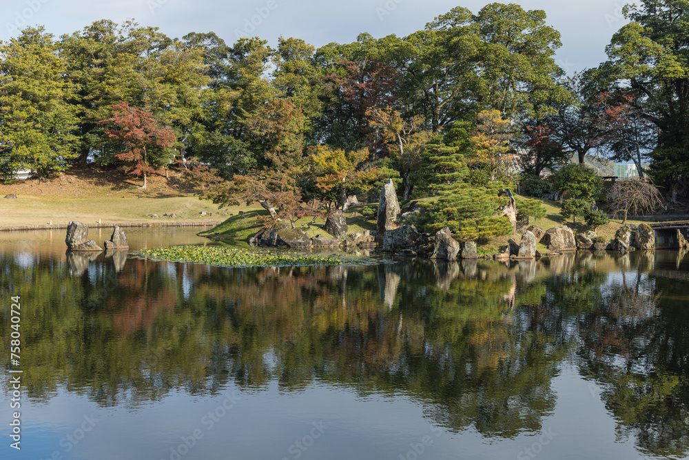 日本 滋賀県彦根市の彦根城のお堀沿いに作られた大名庭園、玄宮園の魚躍沼 日本 滋賀県彦根市の彦根城のお堀沿いに作られた大名庭園、玄宮園の魚躍沼