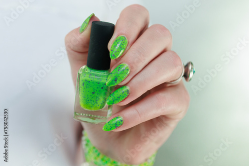 Fotografía Female hand with long nails and neon green manicure