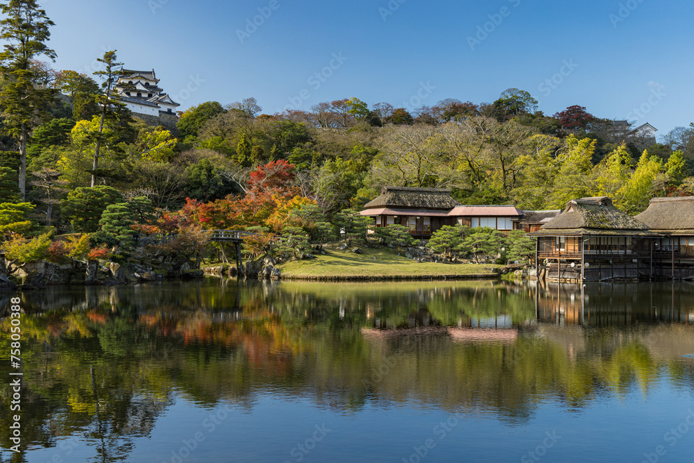 日本　滋賀県彦根市の大名庭園、玄宮園の臨池閣と魚躍沼と彦根城の天守閣