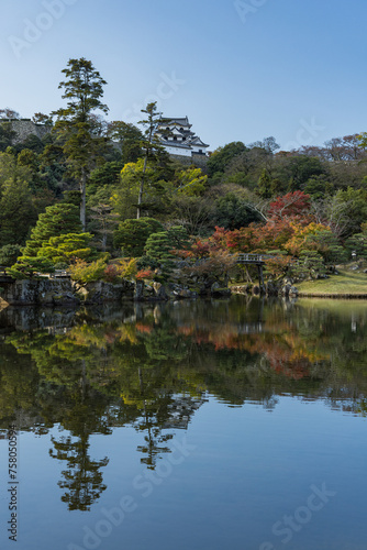 日本 滋賀県彦根市の大名庭園、玄宮園の龍臥橋と魚躍沼と彦根城の天守閣