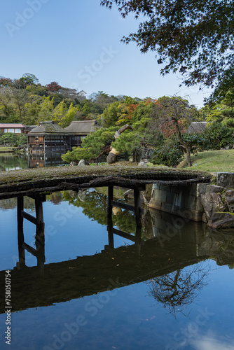 日本 滋賀県彦根市の彦根城のお堀沿いに作られた大名庭園、玄宮園の魚躍沼と土橋