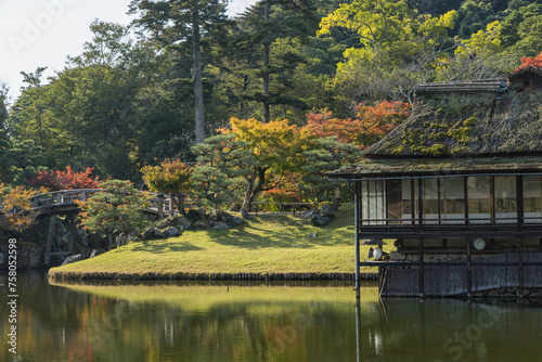 日本 滋賀県彦根市の彦根城のお堀沿いに作られた大名庭園、玄宮園の臨池閣と魚躍沼