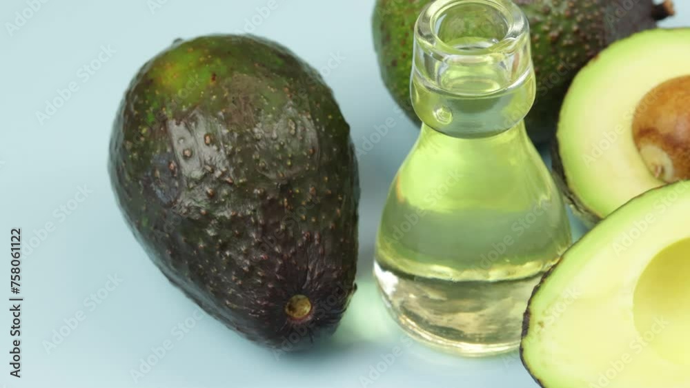huile et avocats, en gros plan, sur une table