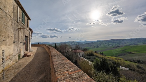 Mura di cinta di Sant'andrea di Suasa nelle marche in Italia