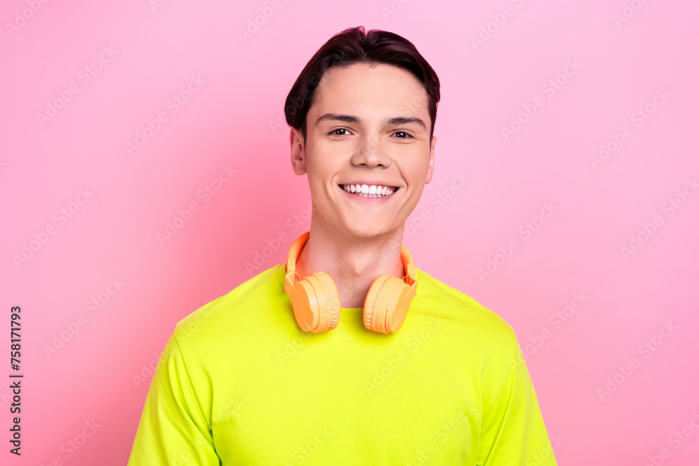 Φωτογραφία Photo portrait of pretty teenager guy headphones cheerful smile dressed stylish