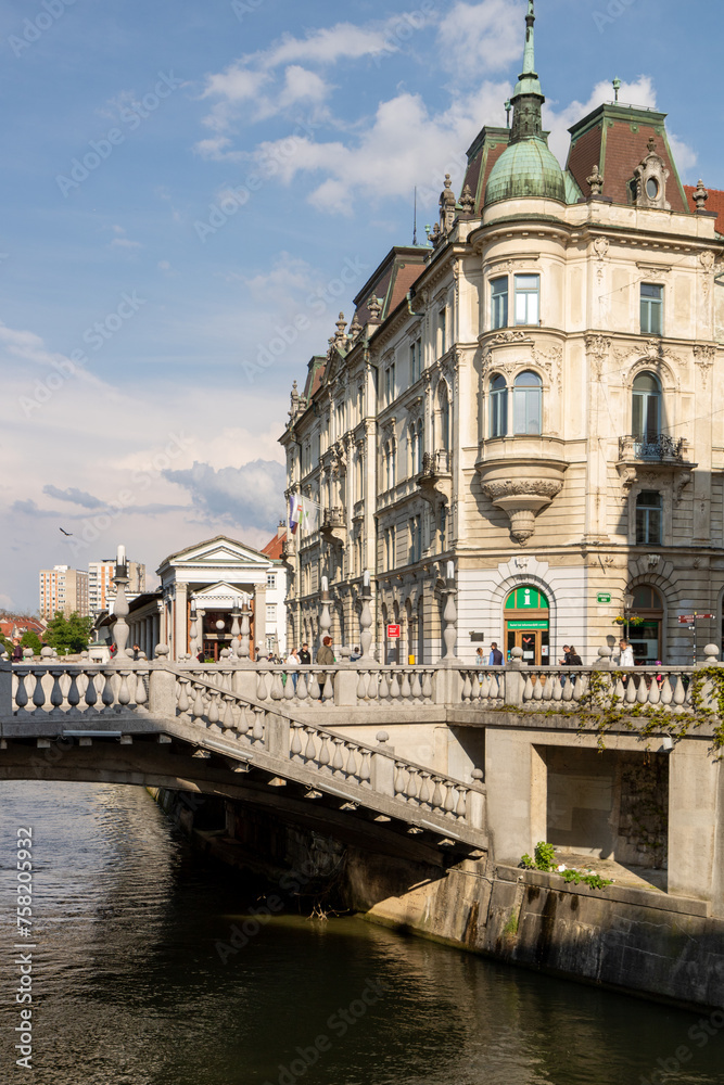 Naklejka premium Ljubljana, Slovenia; triple Bridge Tromostovje and beautiful old building, Ljublianica river.