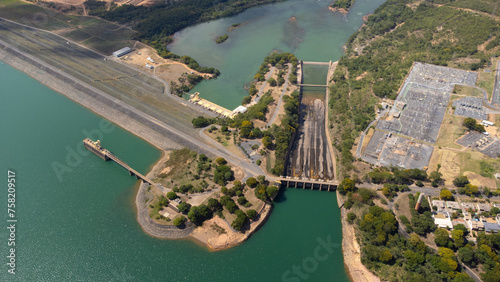 Fototapeta Naklejka Na Ścianę i Meble -  Parte da Usina Hidrelétrica da Cemig, na cidade de Três Marias, MG, Brasil e represa da mesma hidrelétrica