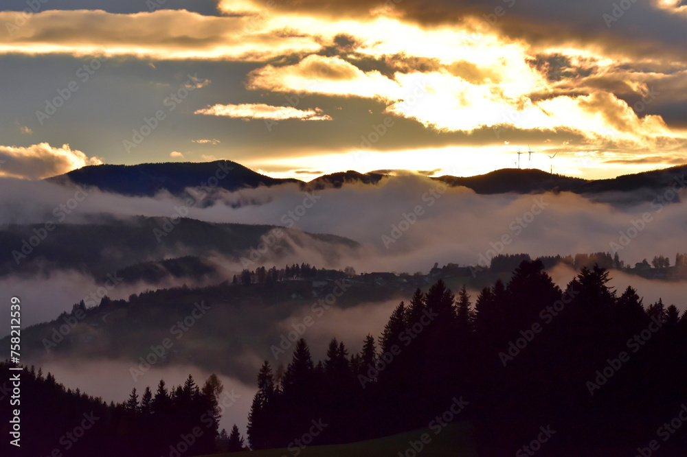 Nebelfelder in den Tälern und die rückleuchtende Abendsonne im oststeirischen Alpenvorland