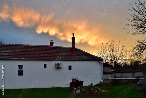 Von der untergehenden Sonne angeleuchtete Wolken erzeugen diese Stimmung photo