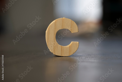 lettre C en bois blanc debout