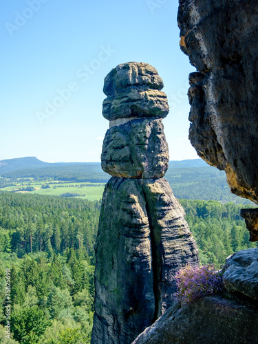 Der wohl bekannteste Fels des Pfaffenstein, die Barbarine - eines der wohl bekanntesten Wanderziele und Wahrzeichen in der Sächsischen Schweiz (Sachsen, Deutschland). photo