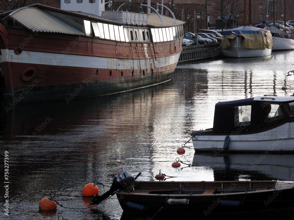 Boat along the frederiksholms canal - Copenhagen - Denmark - obrazy, fototapety, plakaty 