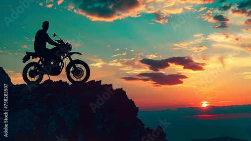 maquete de aventureiro de silhueta de motocicleta no topo da montanh