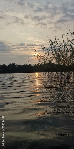 zachód słońca nad jeziorem