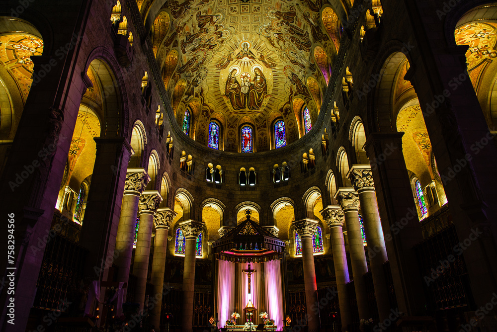 Fototapeta premium Sainte anne beaupré, Canada - April 14 2018: Interior of Basilica sainte anne beaupré in Quebec