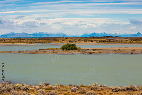 Fototapeta Naklejka Na Ścianę i Meble -  Lake landscape in Santa Cruz province in Calafate Argentina
