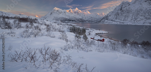 Schilderij op canvas Hütte am Austnesfjorden, Higravtindan, Austvagoya, Lofoten, Nordland, Norwegen