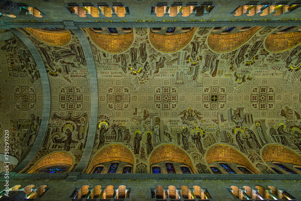 Fototapeta premium Sainte anne beaupré, Canada - April 14 2018: Interior of Basilica sainte anne beaupré in Quebec