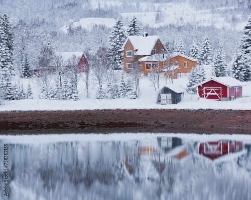 Häuser in Fiskefjorden, Hinnoya, Vesteralen, Nordland, Norwegen photo