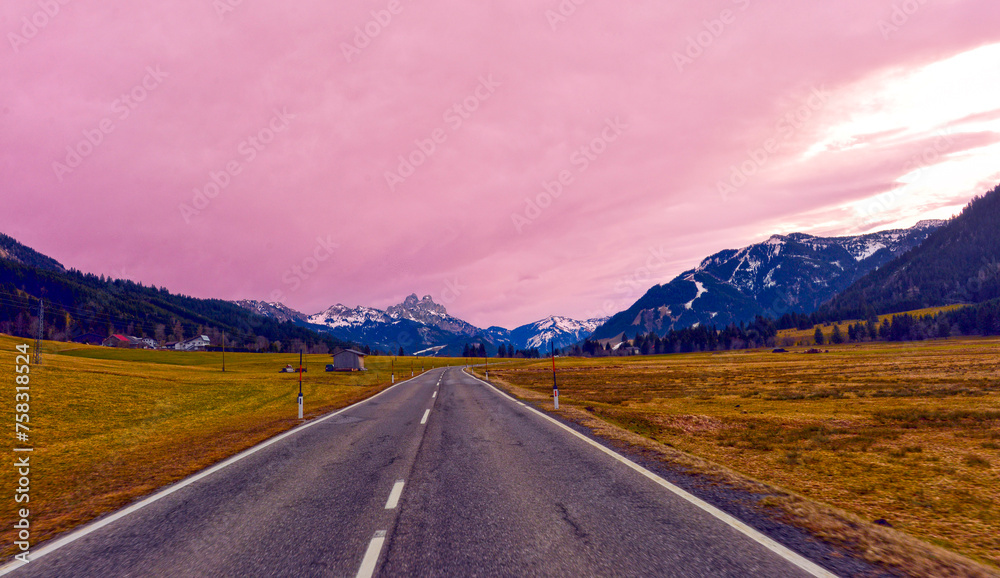 Naklejka premium Die Tannheimer Straße (B 199) in Tirol, Österreich