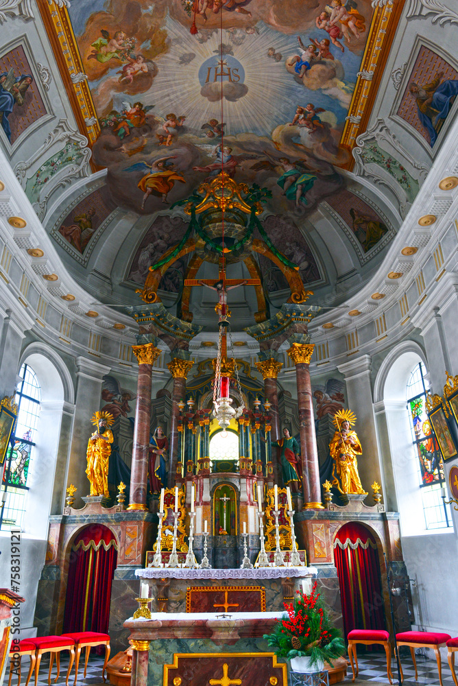 Fototapeta premium Innenansicht der Pfarrkirche Grän in der Gemeinde Grän in Tirol (Österreich) 