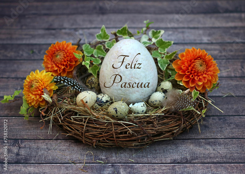 Tarjeta de felicitación de Felices Pascuas: decoración de Pascua con huevos de Pascua en un nido, uno de los cuales está etiquetado con el texto Felices Pascuas. photo
