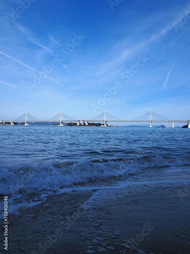 幸せの鐘の近くのビーチ（本島）瀬戸大橋が見える瀬戸内海のビーチ【香川県丸亀市】