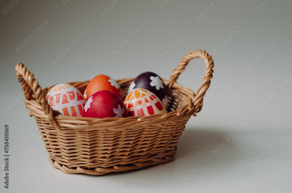 Panier de Pâques avec des œufs sur fond blanc - obrazy, fototapety, plakaty 
