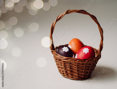 Cesta de Páscoa com ovos em fundo branco photo