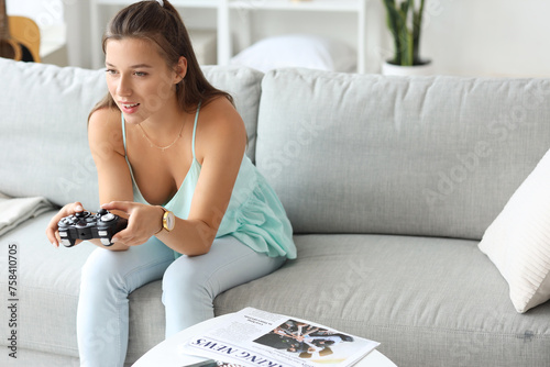 Young woman playing video g...