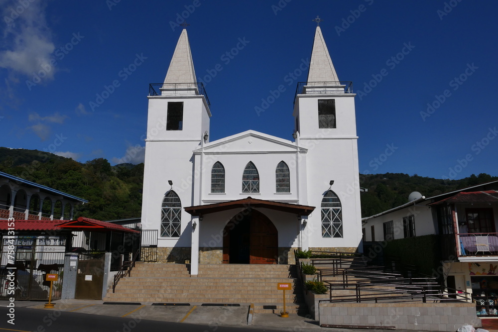 Kirche von  Bajo Boquete in der Berglandschaft von Panama