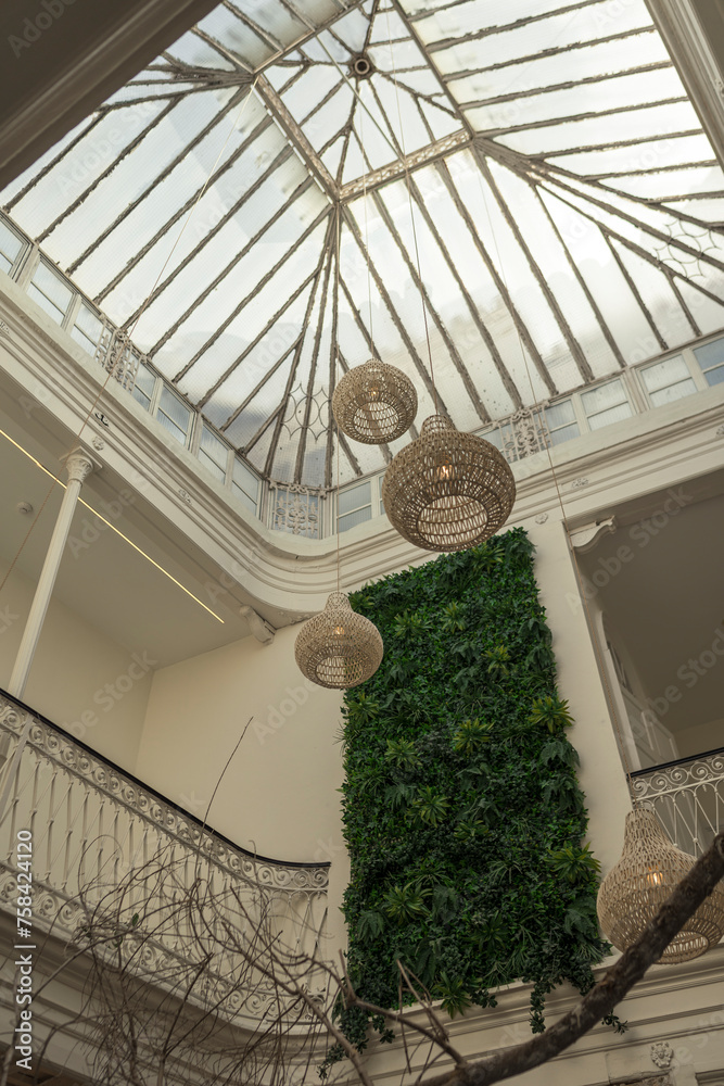 Decoración estilo cozy muy elegante con lamparas de mimbre colgadas del techo