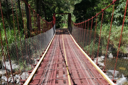 Hängebrücke über Fluss in der Bergwelt von Panama