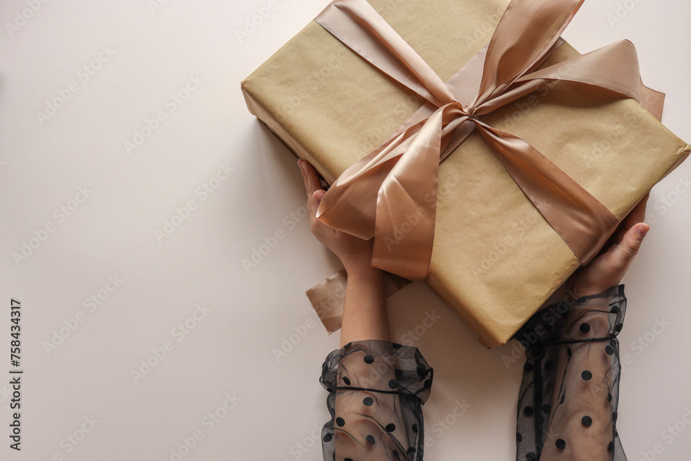 Φωτογραφία Craft gift with a bank in the hands of a girl, festive concert