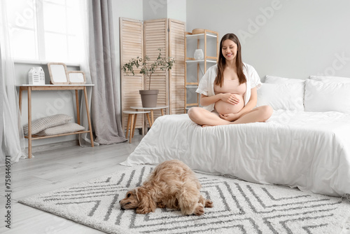 Young pregnant woman with c...