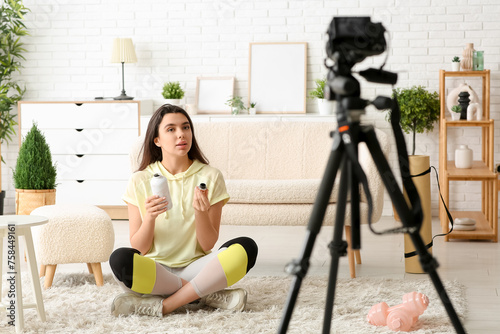 Young woman recording fitne...
