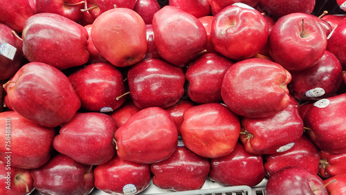 La manzana o poma​ es el fruto comestible de la especie Malus domestica, el manzano común. Es una fruta pomácea de forma redonda y sabor muy dulce photo