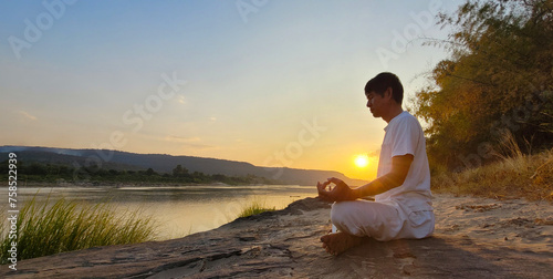 yoga.meditation,buddha,buddhist,buddhism,river,view,sun,sunset,men,meditate,Khong
