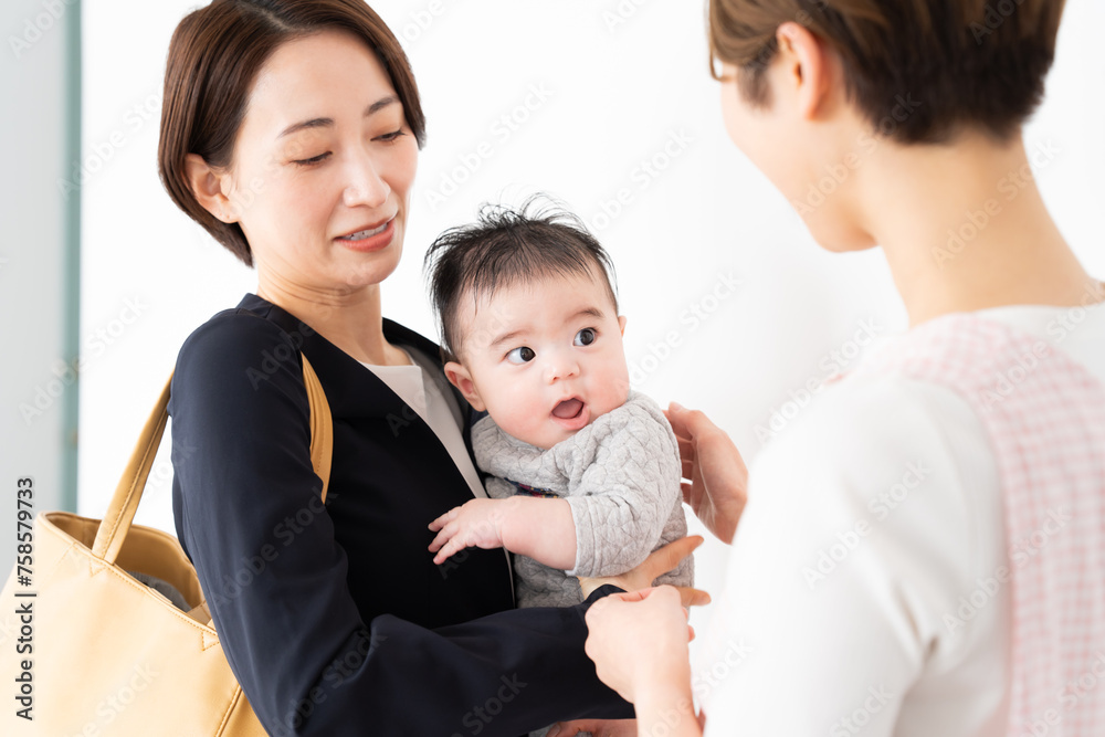 保育園に子供を預けるワーキングマザー 保育園に子供を預けるワーキングマザー