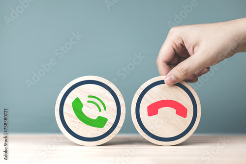 Obraz na płótnie Incoming call telephone icon on circle of wood