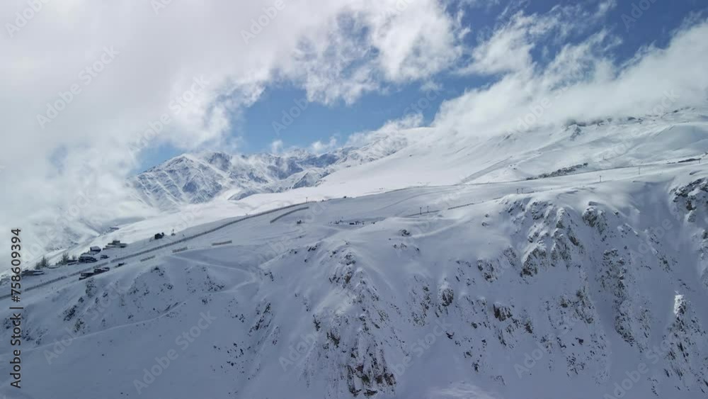 Toma aérea de la cordillera de los andes en Valle Nevado en invierno Chile