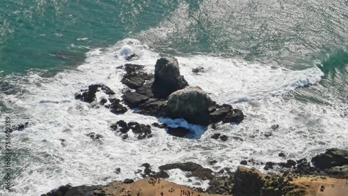 Toma aérea de Roca de Punta de Lobos, Pichilemu Chile. Mar, océano pacifico