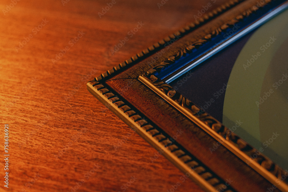 Obraz premium The corner of the frame of the wall painting, close-up. View from the top