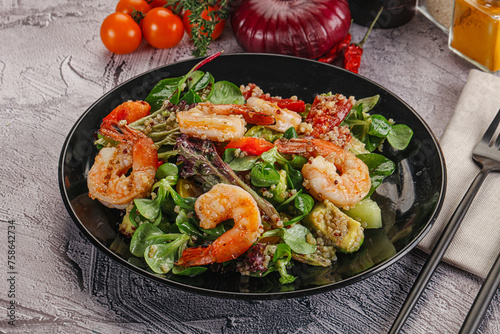 Salad with prawn and quinoa